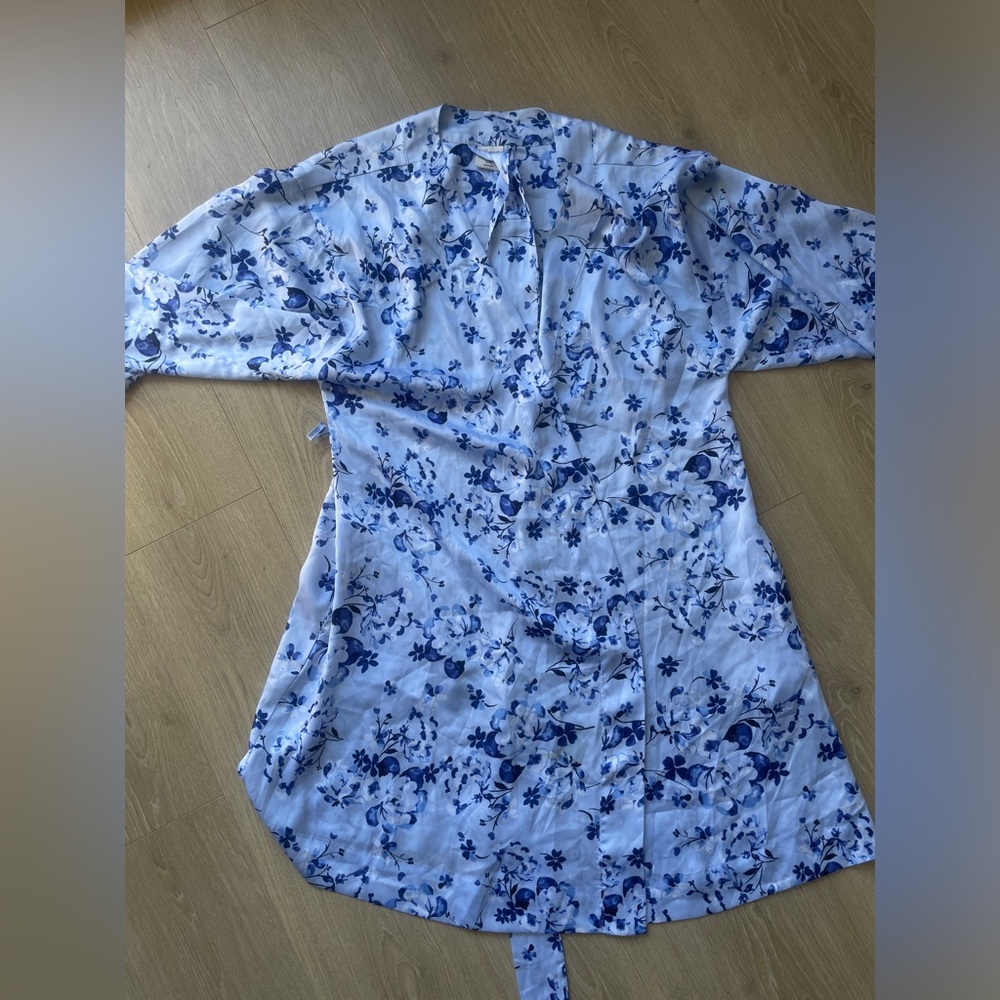SOMA Satin Short Robe Porcelain Floral Ocean Pattern. Size S/M